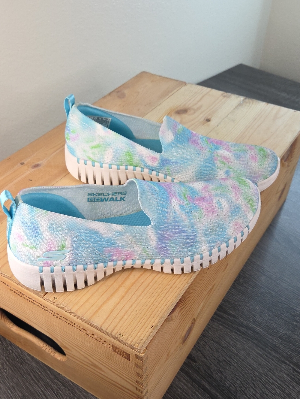 Skechers sz8 GO WALK AIR COOLED GOGA MAT Shoes  Pastel Colors.EUC - Picture 2 of 16